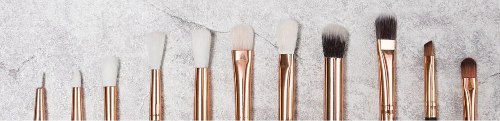 Reihe von Make-up-Pinseln mit kleinen, flachen und breiten Köpfen