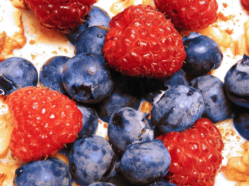 Haferbrei mit Himbeeren und Blaubeeren