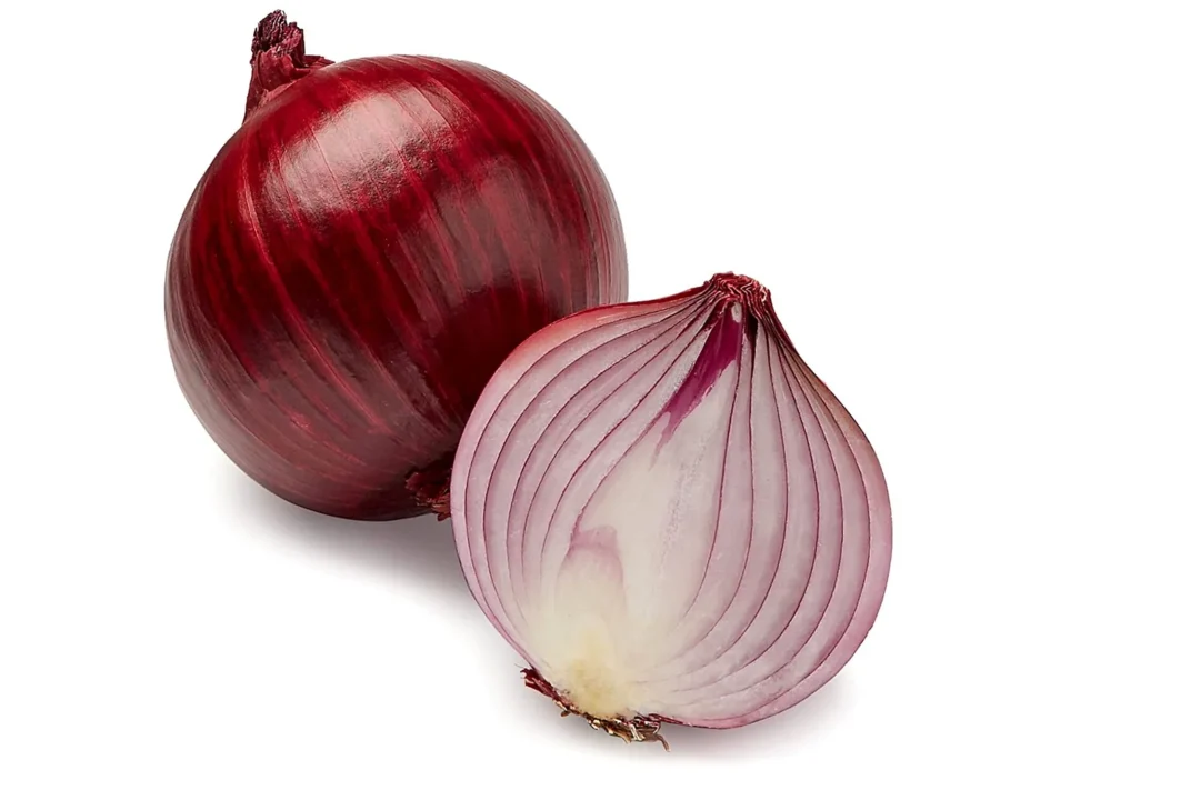 Ganze und halbierte rote Zwiebel