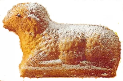 Gebackener Kuchen in Lammform mit Puderzucker