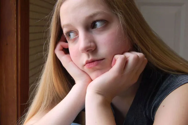 Porträt einer nachdenklichen Frau mit abgestütztem Kinn