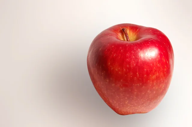 Roter Apfel auf hellem Untergrund