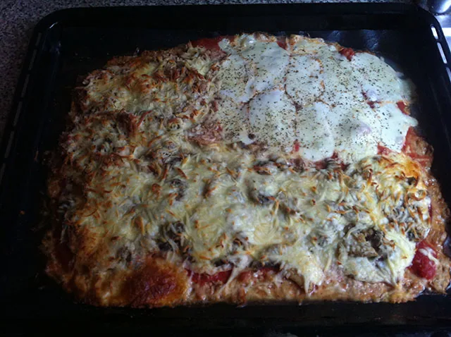 Rechteckige Pizza mit geschmolzenem Käse