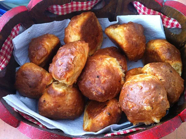 Kleine gebackene Brötchen in einem Brotkorb