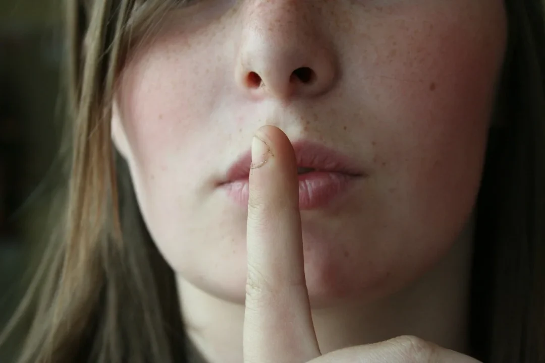 Porträt mit einem Finger vor den Lippen